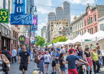 오스틴 ‘핫플’ 6번가, 수십 년 이어 온 주말 밤 차량통제 ‘이제 끝’