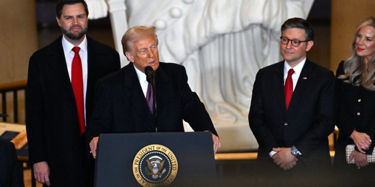 트럼프 “미국의 쇠퇴는 끝났다” … 47대 대통령 취임