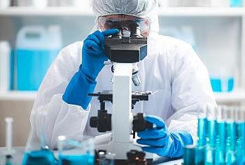 트럼프 행정부,  생명과학 연구 예산 삭감 … 과학계 반발