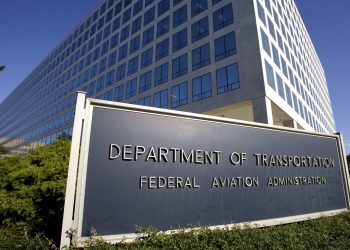 트럼프 대통령, 연방항공청(FAA) 직원 수백명 해고