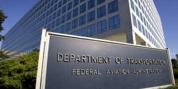 트럼프 대통령, 연방항공청(FAA) 직원 수백명 해고